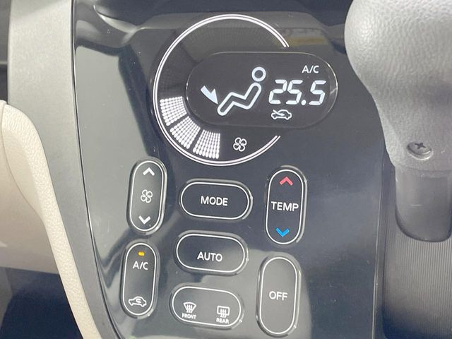 【オートエアコン】一度お好みの温度に設定すれば、車内の温度を検知し風量や温度を自動で調整。暑い&hellip;寒い&hellip;と何度もスイッチ操作をする必要はありません。快適な車内空間には必須の機能ですね♪