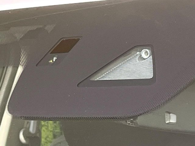 【スマートブレーキサポート】走行中に前方の車両等を認識し、衝突しそうな時は警報とブレーキで衝突回避と被害軽減をアシスト。より安全にドライブをお楽しみいただけます。