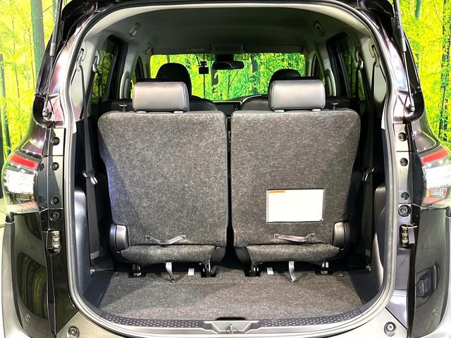 普段のお買い物や通勤、送迎等に十分な荷室スペースを確保しております。セカンドシートを倒すと、大きな荷物の積載も可能です♪