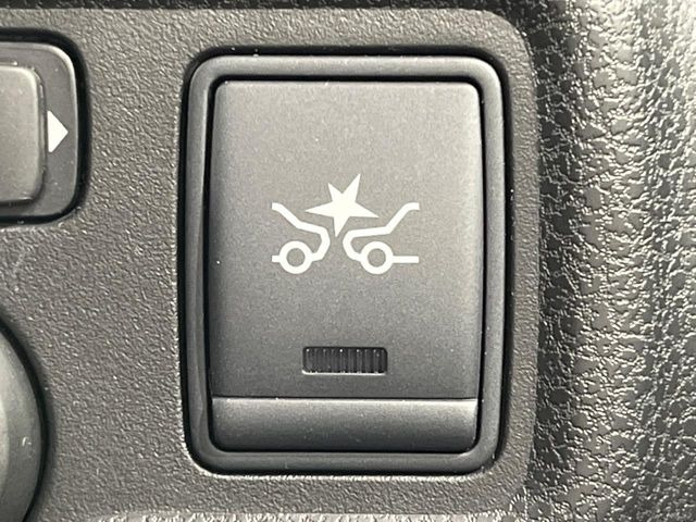 【エマージェンシーブレーキ】走行中に前方の車両等を認識し、衝突しそうな時は警報とブレーキで衝突回避と被害軽減をアシスト。より安全にドライブをお楽しみいただけます。