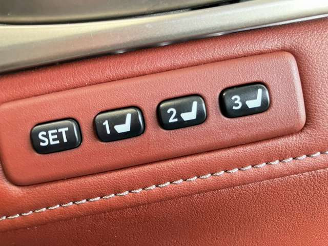 【運転席ポジションメモリー付パワーシート】ワンタッチで記憶させていたシートの前後・リクライニングはもちろんシートリフターも備えます☆快適なドライブをお楽しみ下さい♪