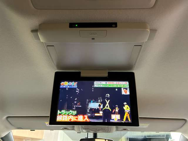 【純正フリップダウンモニター】付き☆後部座席に座りながら大画面でTVやDVDをお楽しみいただけます♪