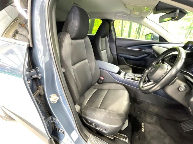 運転席シート廻りは使用感も少なく、良好な状態となっています。丁寧に使われていたことがよくわかりますね。