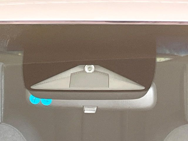 【ホンダセンシング】走行中に前方の車両等を認識し、衝突しそうな時は警報とブレーキで衝突回避と被害軽減をアシスト。より安全にドライブをお楽しみいただけます。