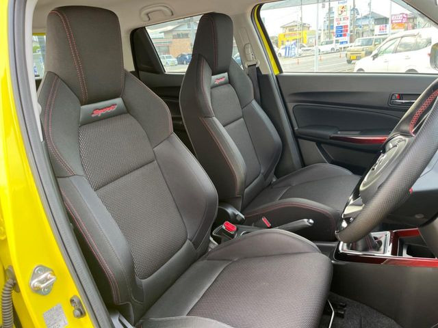 運転席まわりには十分なスペースがあり、大柄な方でもゆったり運転していただける環境です。