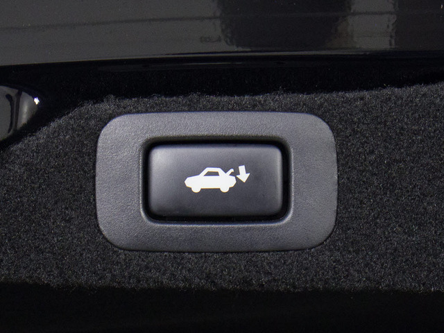 スイッチ操作でトランクリッドの自動開閉が行えます。電子キー本体のワイヤレス機能や運転席のスイッチからでもオープン操作が可能です!高級車ならではの快適装備です!!