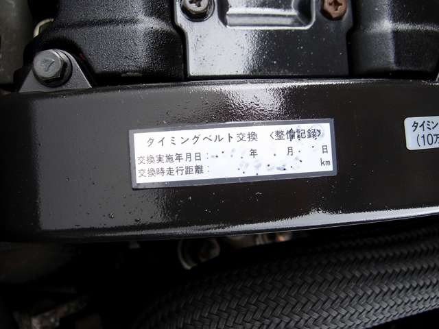 弊社はドアのヒンジ部分/各種内張り/フロアマットなど、細かな所も綺麗にクリーニング致します。新車おろしたてのような輝きある車両をお客様にご納車させて頂きます。ご遠方のお客様もご安心してご検討下さいませ