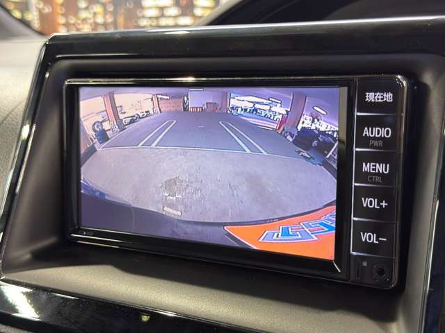 【バックカメラ】運転席から画面上で安全確認ができます。駐車が苦手な方にもオススメな便利機能です。