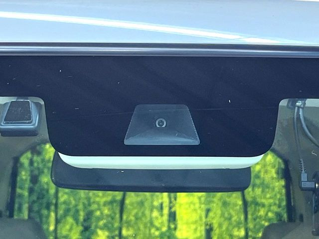 【ホンダセンシング】走行中に前方の車両等を認識し、衝突しそうな時は警報とブレーキで衝突回避と被害軽減をアシスト。より安全にドライブをお楽しみいただけます。