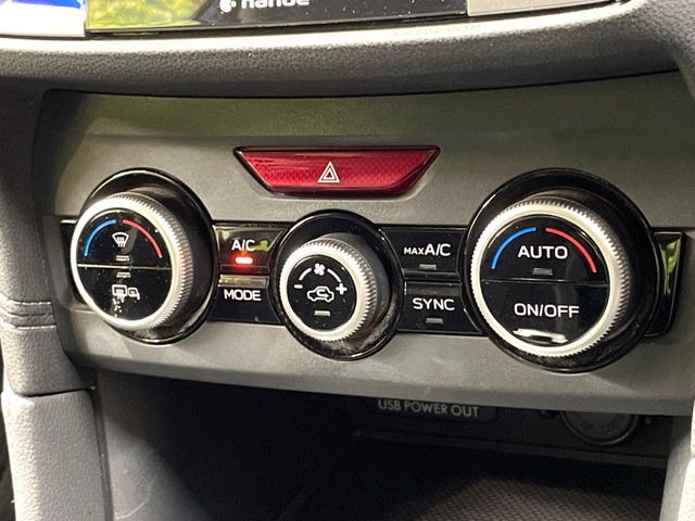【オートエアコン】一度お好みの温度に設定すれば、車内の温度を検知し風量や温度を自動で調整。暑い&hellip;寒い&hellip;と何度もスイッチ操作をする必要はありません。快適な車内空間には必須の機能ですね♪