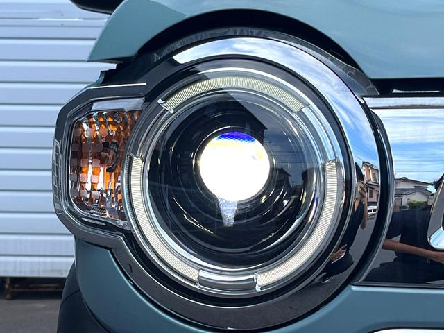 【LEDヘッドライト】悪天候や夜間走行時も良好な視界を確保し安心して運転できる高輝度LEDヘッドライトを装備!点灯速度が早く、消費電力も抑えられています。