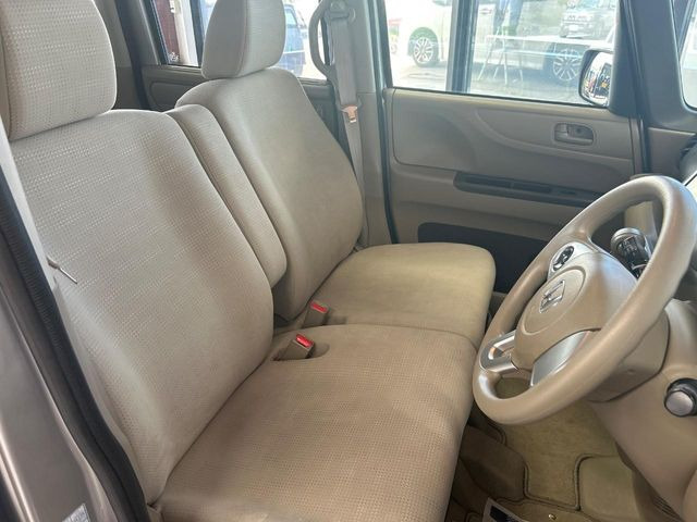 運転席シート廻りは使用感も少なく、良好な状態となっています。丁寧に使われていたことがよくわかりますね。