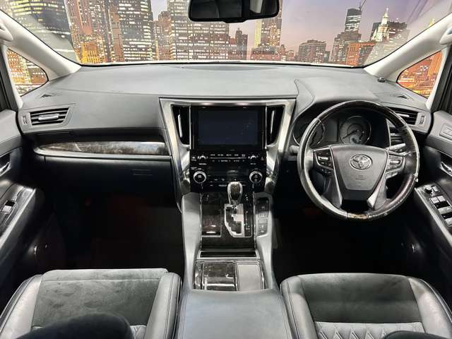 大阪府四条畷市にミニバン車を『お値打ち価格』で展示している良質中古車専門店です。全車、事故歴修復歴なしの車両限定で取り扱い!。関西地域で最もお得な価格かつ最良質車をご提供できるよう努めております。