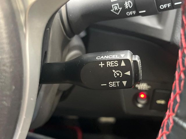 【クルーズコントロール】高速道路もラクラク走行。アクセルを離しても一定速度で走行ができ、長距離運転時の負担を軽減!加速・減速も簡単なスイッチ操作で調整できます。