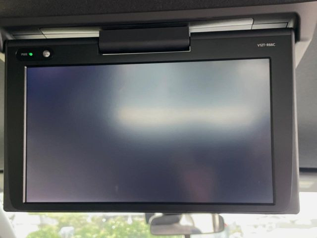 【横滑り防止装置】車両の横滑りを感知すると、自動的に車両の進行方向を保つように車両を制御します。雨の日など滑りやすい路面状況でも安全な運転が可能です。