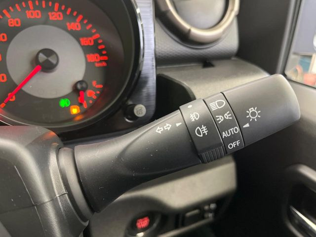 【オートライト】周りの明るさに応じて自動でヘッドライトの点灯・消灯ができる機能です!ライトの付け忘れ・消し忘れなどが無くなり、雨の日や夕方の走行も安心!トンネル通過時も便利ですね♪