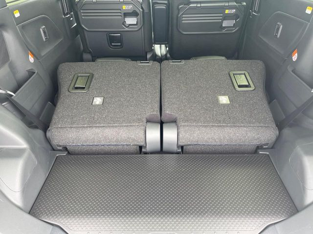 普段のお買い物や通勤、送迎等に十分な荷室スペースを確保しております。セカンドシートを倒すと、大きな荷物の積載も可能です♪