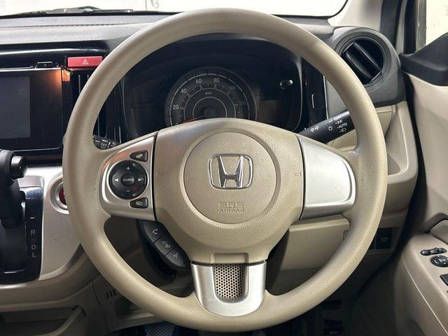 インテリアに合わせたデザインのステアリングは、運転される方のことも考え、運転しやすい形状、大きさです。是非一度、実際に触ってお確かめください。