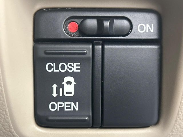 【パワースライドドア】スマートキーや運転席のスイッチでスライドドアの開閉が可能♪電動だから力を入れてドアを開ける必要が無く、小さいお子様でも、重い荷物を持っている時もラクに開け閉めできます♪