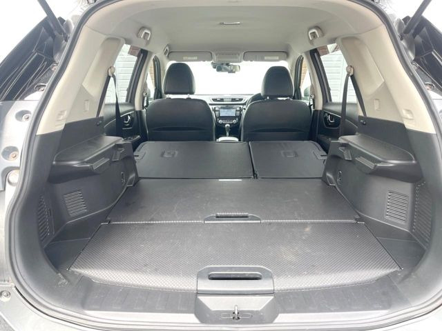 積み下ろしのしやすいデッキにはたっぷりと荷物を積み込んでいただけます。遊びから仕事まで、様々なシーンで頼れます♪