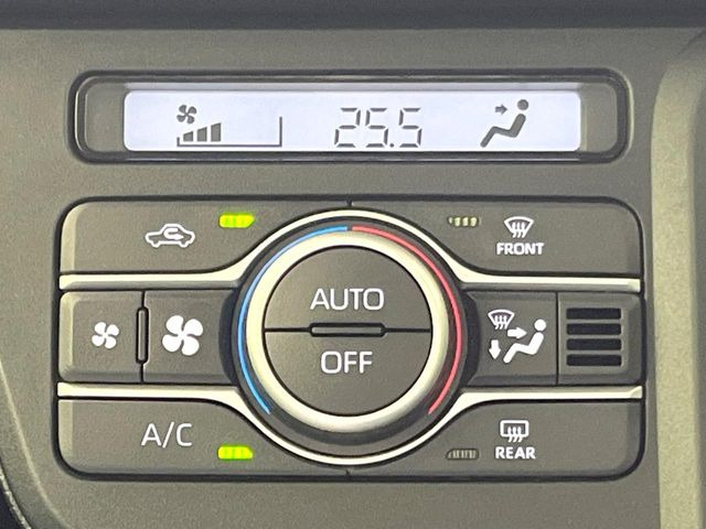 【オートエアコン】一度お好みの温度に設定すれば、車内の温度を検知し風量や温度を自動で調整。暑い&hellip;寒い&hellip;と何度もスイッチ操作をする必要はありません。快適な車内空間には必須の機能ですね♪