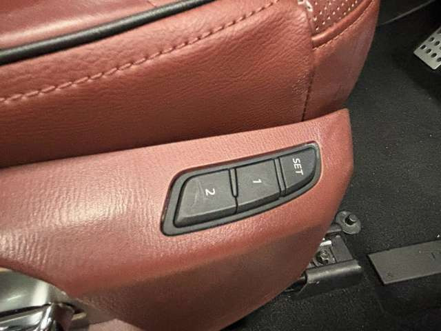 【運転席ポジションメモリー付パワーシート】ワンタッチで記憶させていたシートの前後・リクライニングはもちろん、シートリフターも備えます☆快適なドライブをお楽しみ下さい♪