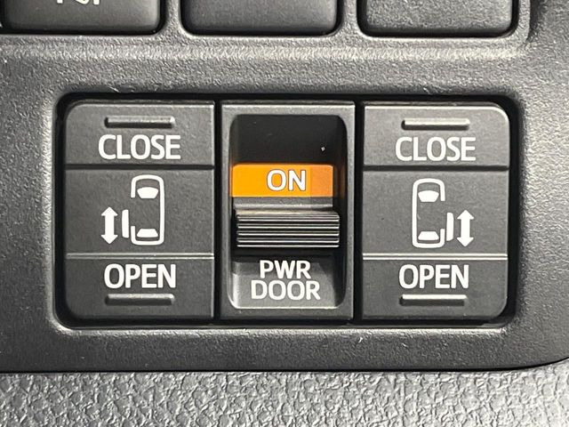 【両側パワースライドドア】スマートキーや運転席のスイッチで後席両側スライドドアの開閉が可能♪電動だから力を入れてドアを開ける必要が無く、小さなお子様でも簡単に開け閉めでき快適です♪