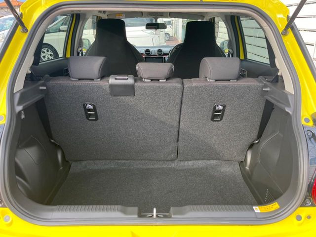 普段のお買い物や通勤、送迎等に十分な荷室スペースを確保しております。セカンドシートを倒すと、大きな荷物の積載も可能です♪