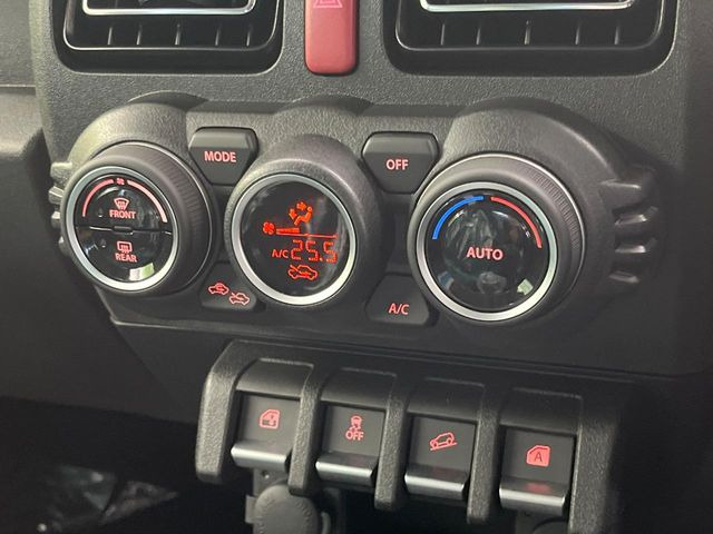 【オートエアコン】一度お好みの温度に設定すれば、車内の温度を検知し風量や温度を自動で調整。暑い&hellip;寒い&hellip;と何度もスイッチ操作をする必要はありません。快適な車内空間には必須の機能ですね♪