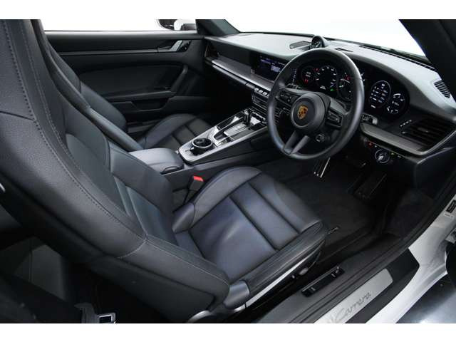 911らしいスポーティなドライビングポジションを実現するシート。しっかりと身体を支えながらも快適性を確保しており、街乗りからワインディング、ロングドライブまで幅広く活躍します。