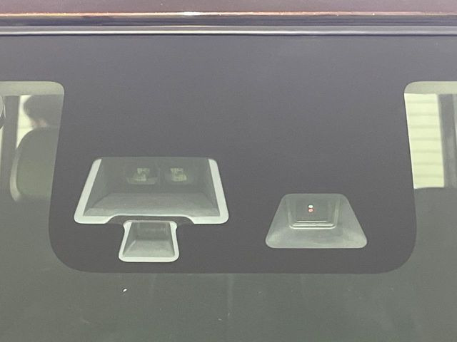 【エマージェンシーブレーキ】走行中に前方の車両等を認識し、衝突しそうな時は警報とブレーキで衝突回避と被害軽減をアシスト。より安全にドライブをお楽しみいただけます。