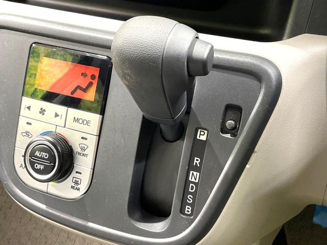 インパネシフトならハンドルからの移動距離が短く操作もスムーズ!また、足元が広くなりすっきりしますので、大柄な方でも快適にお過ごしいただけます。