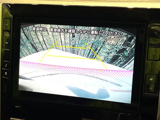 【バックカメラ】駐車時に後方がリアルタイム映像で確認できます。大型商業施設や立体駐車場での駐車時や、夜間のバック時に大活躍!運転スキルに関わらず、今や必須となった装備のひとつです!
