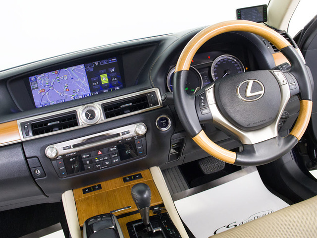 ★使いやすさや安全性を追求したステアリング周り!高級車ゆえにスイッチ類が多いのも特徴ですね!考え尽くされた配置ですぐに使いこなす事が出来ますのでご安心下さい!是非、体感してみて下さい!!