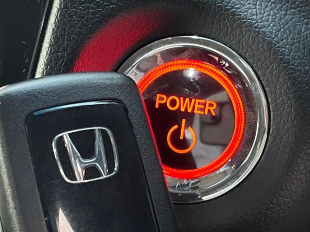�yHonda�X�}�[�g�L�[�z�J�o����|�P�b�g�ɓ��ꂽ�܂܂ł��h�A�̎{���E�������\�ȃX�}�[�g�L�[�𑕔��B�G���W���̃I���E�I�t�����J�M�����o���K�v����������Ƃ��Ă��֗��ł���