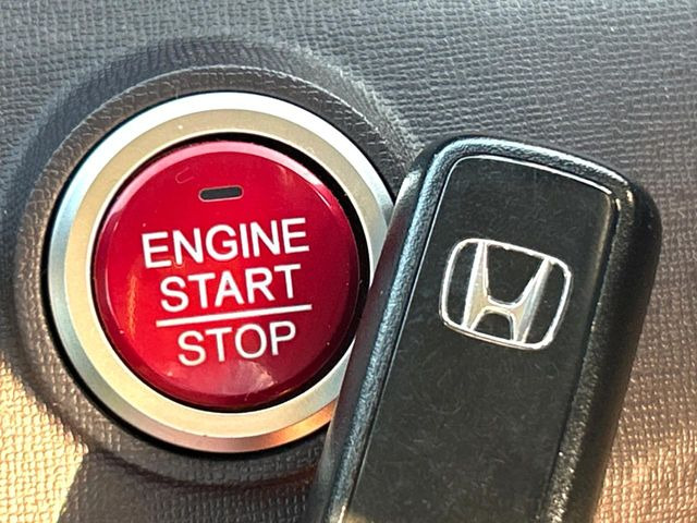 �yHonda�X�}�[�g�L�[�z�J�o����|�P�b�g�ɓ��ꂽ�܂܂ł��h�A�̎{���E�������\�ȃX�}�[�g�L�[�𑕔��B�G���W���̃I���E�I�t�����J�M�����o���K�v����������Ƃ��Ă��֗��ł���