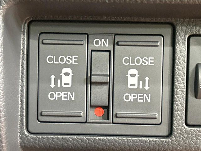 【両側パワースライドドア】スマートキーや運転席のスイッチで後席両側スライドドアの開閉が可能♪電動だから力を入れてドアを開ける必要が無く、小さなお子様でも簡単に開け閉めでき快適です♪