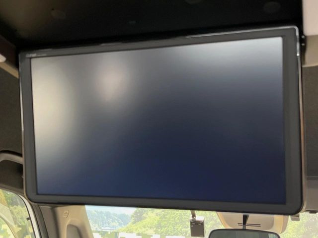 【フリップダウンモニター】大画面モニターで後席でもエンタメをお楽しみいただけます。小さなお子様にも大人気の装備です♪