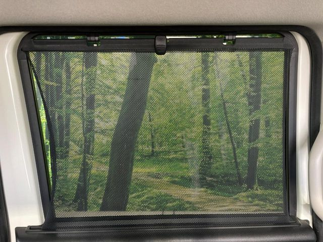 【ロールシェード】日差しや車外からの光が眩しいときにサッと引き出して使える、ロール格納タイプのサンシェードを装備。後席に乗ったお子様がウトウトしだした時など、ぜひご活用ください♪