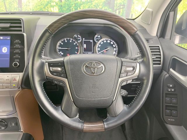 インテリアに合わせたデザインのステアリングは、運転される方のことも考え、運転しやすい形状、大きさです。是非一度、実際に触ってお確かめください。