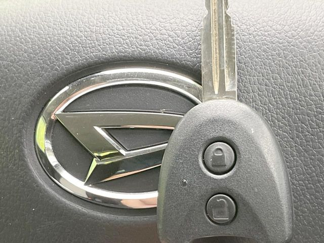 【キーレス】少し離れた場所からでもボタン一つでドアの開錠・施錠ができるのでとっても便利!ドアの鍵穴周りに傷をつけることもありません♪