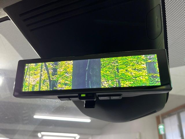【インテリジェントルームミラー】後席の大きな荷物や同乗者で後方が確認しづらい時でも安心!カメラが撮影した車両後方の映像をルームミラー内に表示。クリアな視界で状況の確認が可能です!