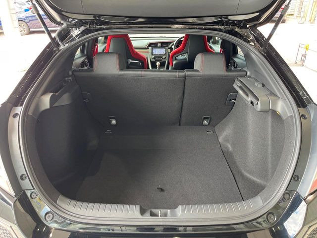 積み下ろしのしやすいデッキにはたっぷりと荷物を積み込んでいただけます。遊びから仕事まで、様々なシーンで頼れます♪
