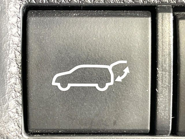 【パワーバックドア】スマートキーや運転席のボタンを押すだけでリアゲートが自動で開閉します!荷物を持っている時や、高い位置にあるバックドアを閉める際に便利な機能です♪