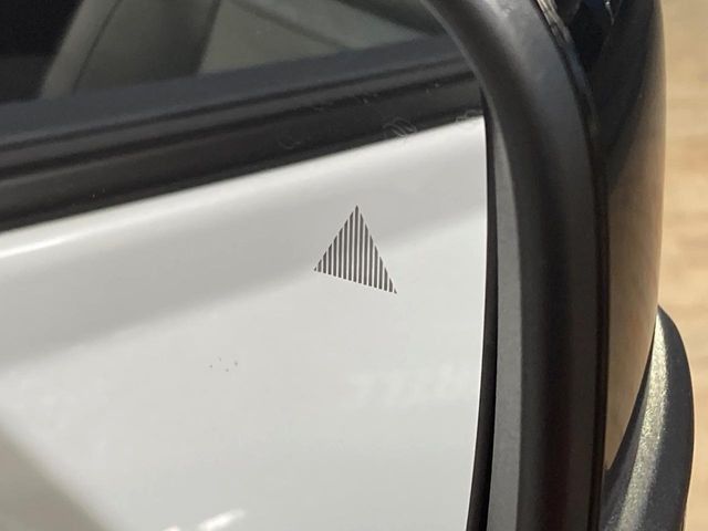 【ブラインドスポットモニター】走行中、ドアミラーの死角になりやすい箇所に後続車が接近するとサイドミラーのレンズに警告を表示!ドライバーに注意喚起をしてくれます。