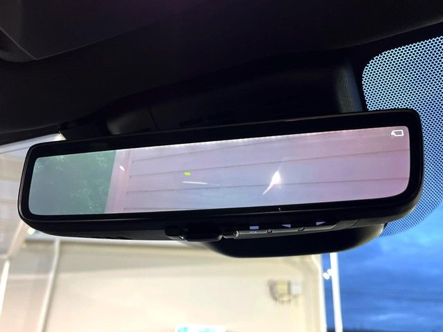 【デジタルインナーミラー】後席の大きな荷物や同乗者で後方が確認しづらい時でも安心!カメラが撮影した車両後方の映像をルームミラー内に表示。クリアな視界で状況の確認が可能です!