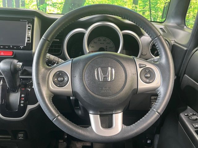 【純正革巻きステアリング】上質な革を使用することで、手にしっかり馴染みとても運転しやすいハンドルです♪