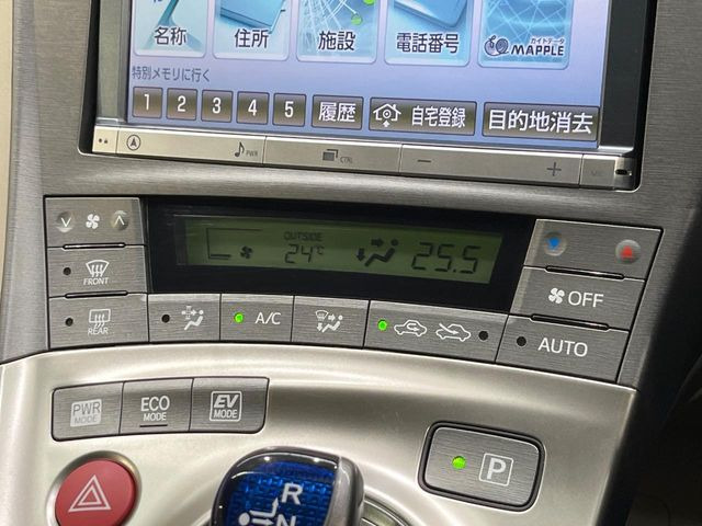 【オートエアコン】一度お好みの温度に設定すれば、車内の温度を検知し風量や温度を自動で調整。暑い&hellip;寒い&hellip;と何度もスイッチ操作をする必要はありません。快適な車内空間には必須の機能ですね♪