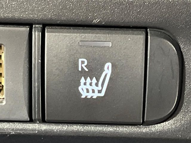 【シートヒーター】寒い日に重宝するシートヒーター!エアコンより早く温まってくれるので寒がりの人も安心ですね♪エアコンの温風は乾燥するから苦手、という方にもをおすすめです。