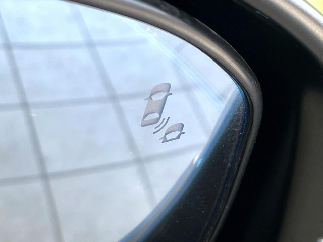 【ブラインドスポットインフォメーション】走行中、ドアミラーの死角になりやすい箇所に後続車が接近するとサイドミラー付近に警告を表示、ドライバーに注意喚起をしてくれます。